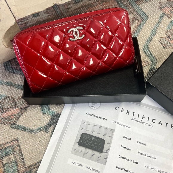 CHANEL Patent Quilted Brilliant
Zip Around Wallet Red - Picture 2 of 11